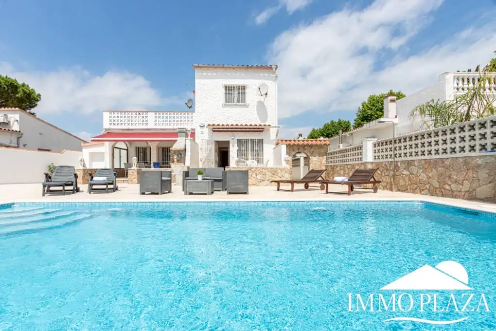 Hervorragende Villa mit 4 Schlafzimmern und 2 Bädern, Swimmingpool und Garage in der Nähe des Strandes und des Zentrums