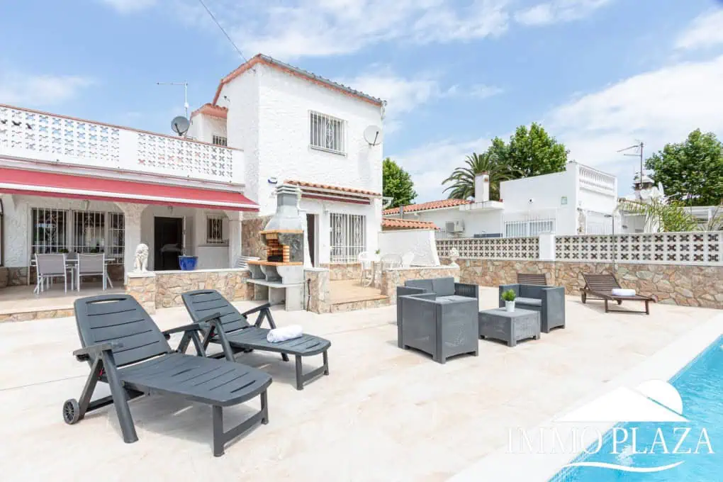 Hervorragende Villa mit 4 Schlafzimmern und 2 Bädern, Swimmingpool und Garage in der Nähe des Strandes und des Zentrums