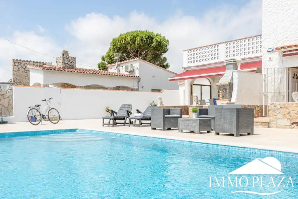Hervorragende Villa mit 4 Schlafzimmern und 2 Bädern, Swimmingpool und Garage in der Nähe des Strandes und des Zentrums