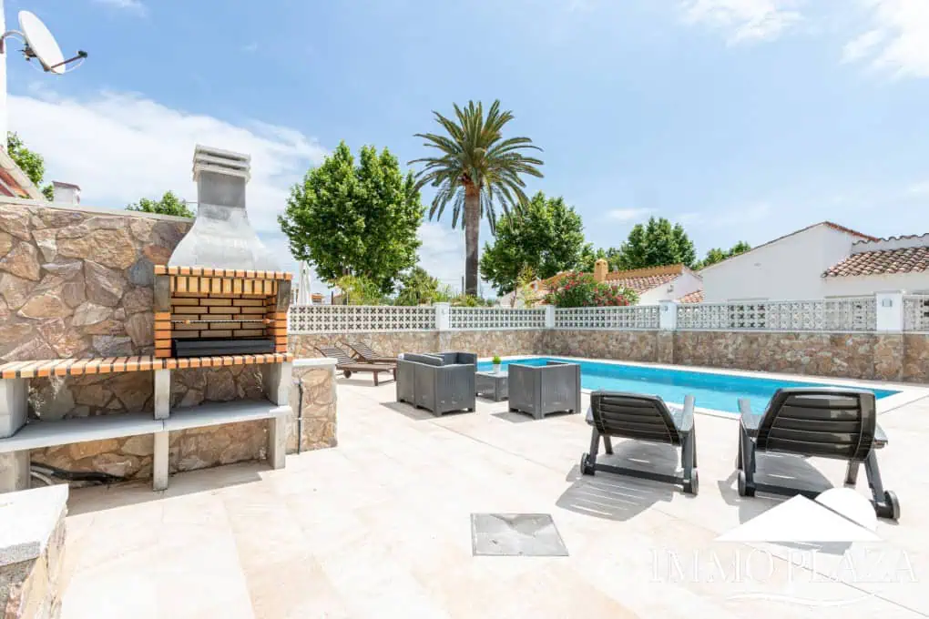 Hervorragende Villa mit 4 Schlafzimmern und 2 Bädern, Swimmingpool und Garage in der Nähe des Strandes und des Zentrums