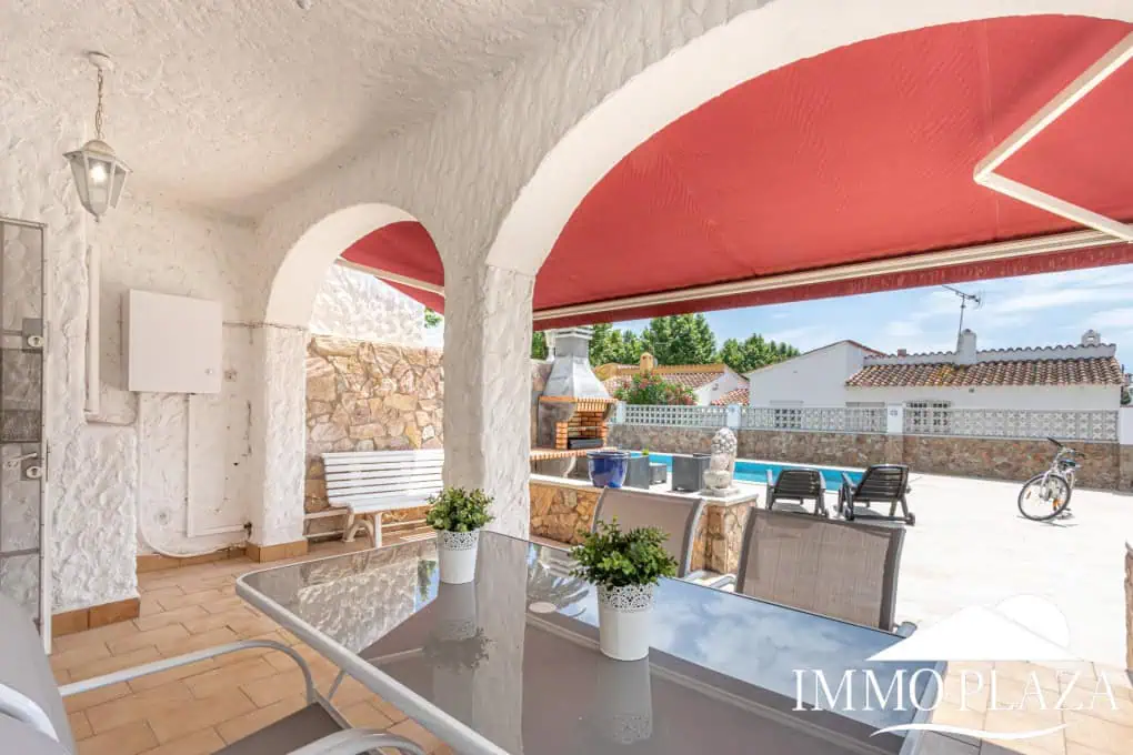 Hervorragende Villa mit 4 Schlafzimmern und 2 Bädern, Swimmingpool und Garage in der Nähe des Strandes und des Zentrums