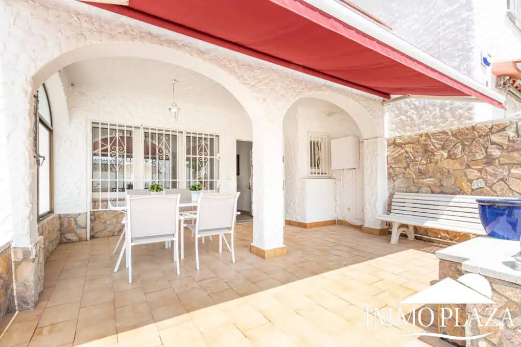 Hervorragende Villa mit 4 Schlafzimmern und 2 Bädern, Swimmingpool und Garage in der Nähe des Strandes und des Zentrums