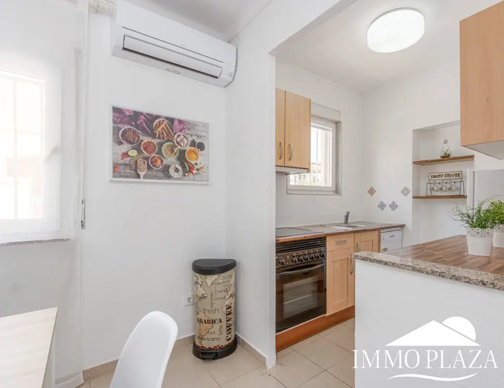Hervorragende Villa mit 4 Schlafzimmern und 2 Bädern, Swimmingpool und Garage in der Nähe des Strandes und des Zentrums