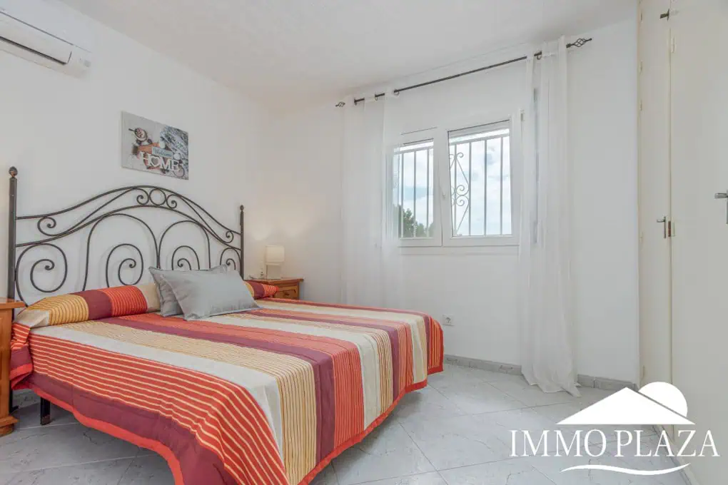 Hervorragende Villa mit 4 Schlafzimmern und 2 Bädern, Swimmingpool und Garage in der Nähe des Strandes und des Zentrums