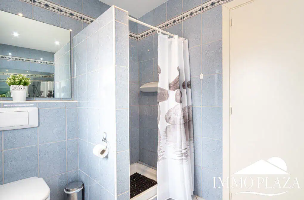 Hervorragende Villa mit 4 Schlafzimmern und 2 Bädern, Swimmingpool und Garage in der Nähe des Strandes und des Zentrums