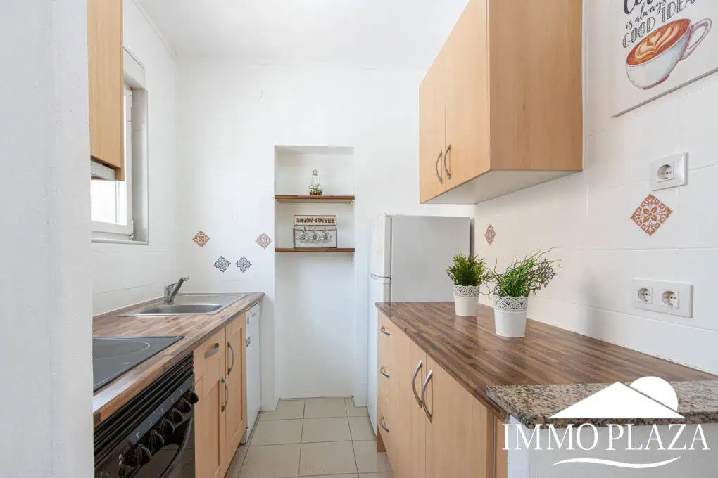 Hervorragende Villa mit 4 Schlafzimmern und 2 Bädern, Swimmingpool und Garage in der Nähe des Strandes und des Zentrums