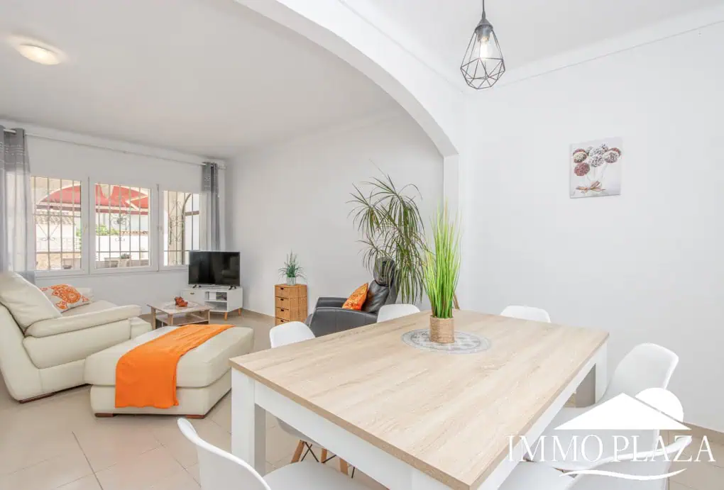 Hervorragende Villa mit 4 Schlafzimmern und 2 Bädern, Swimmingpool und Garage in der Nähe des Strandes und des Zentrums