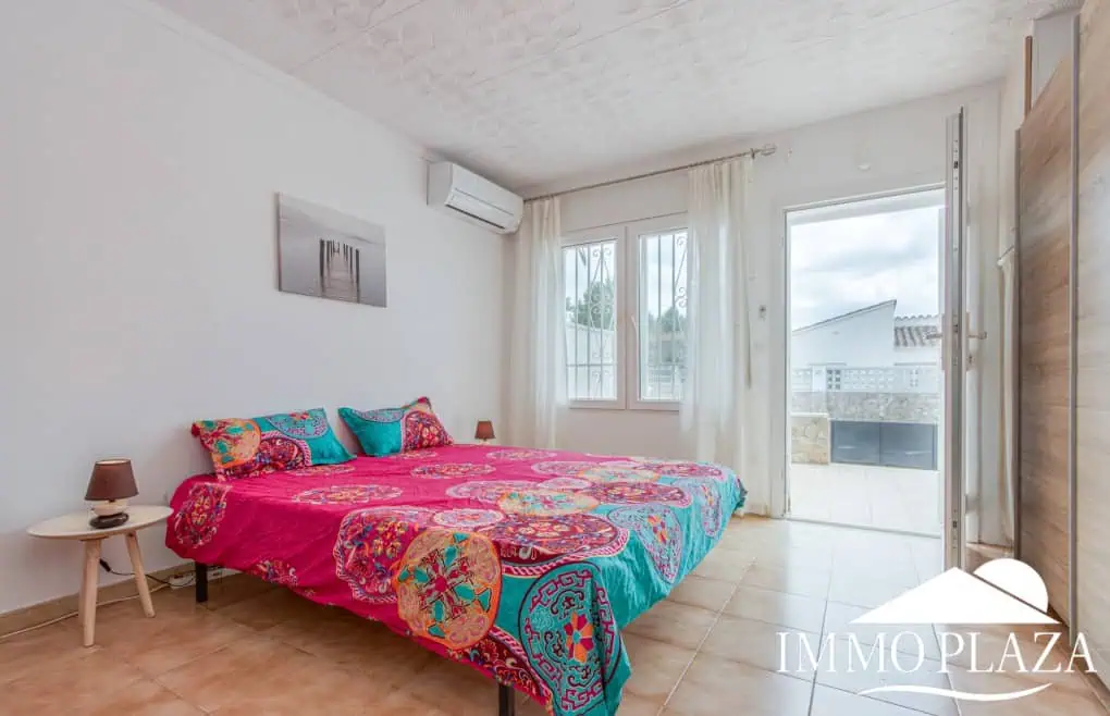 Hervorragende Villa mit 4 Schlafzimmern und 2 Bädern, Swimmingpool und Garage in der Nähe des Strandes und des Zentrums