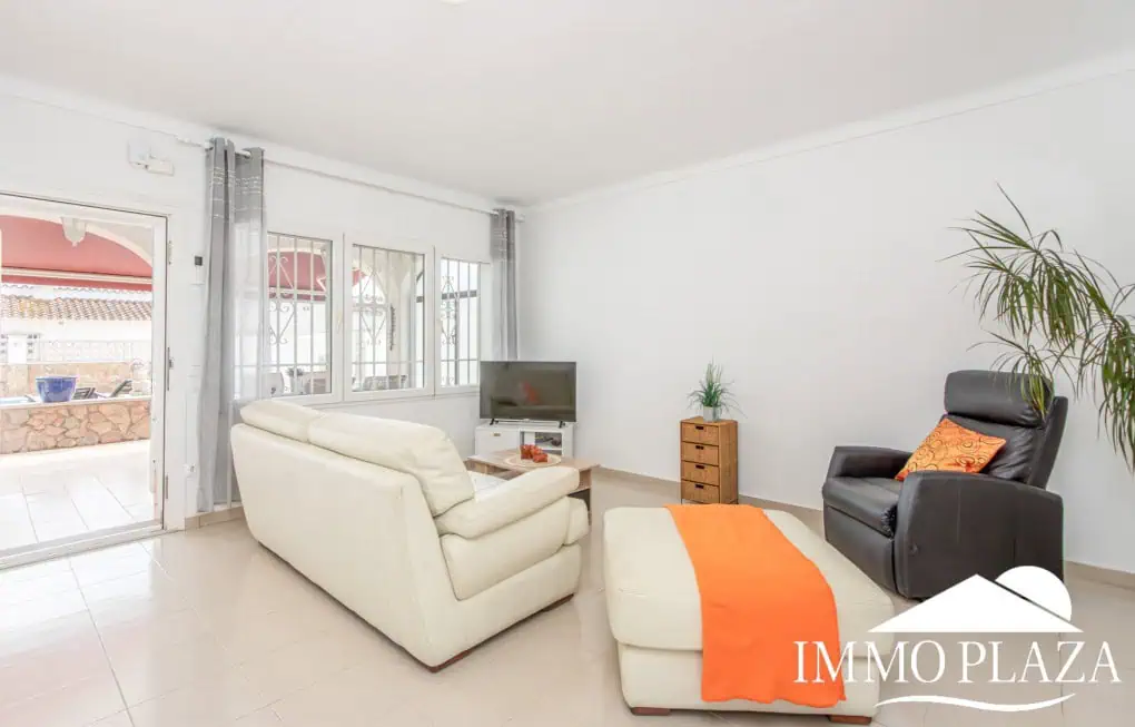 Hervorragende Villa mit 4 Schlafzimmern und 2 Bädern, Swimmingpool und Garage in der Nähe des Strandes und des Zentrums