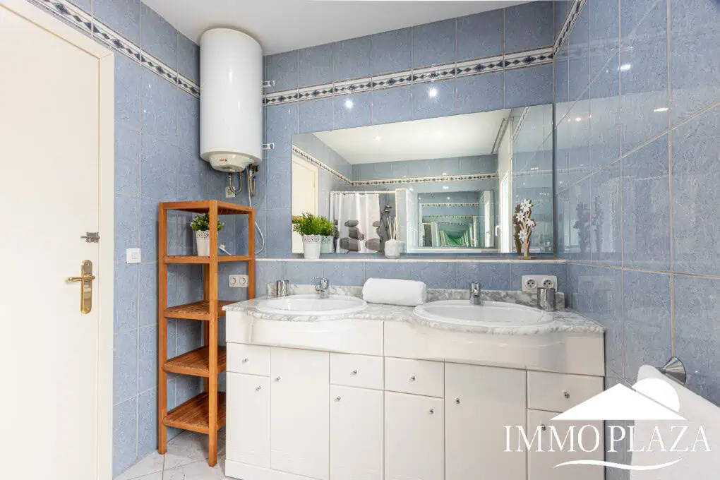 Hervorragende Villa mit 4 Schlafzimmern und 2 Bädern, Swimmingpool und Garage in der Nähe des Strandes und des Zentrums