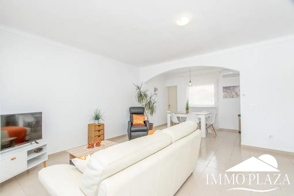 Hervorragende Villa mit 4 Schlafzimmern und 2 Bädern, Swimmingpool und Garage in der Nähe des Strandes und des Zentrums