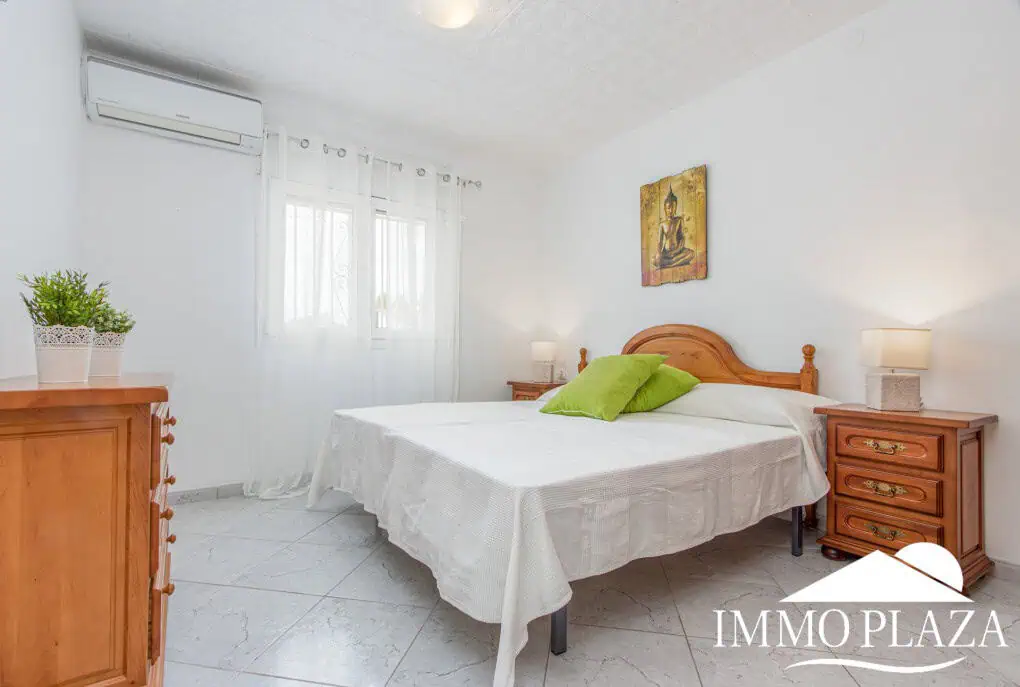 Hervorragende Villa mit 4 Schlafzimmern und 2 Bädern, Swimmingpool und Garage in der Nähe des Strandes und des Zentrums