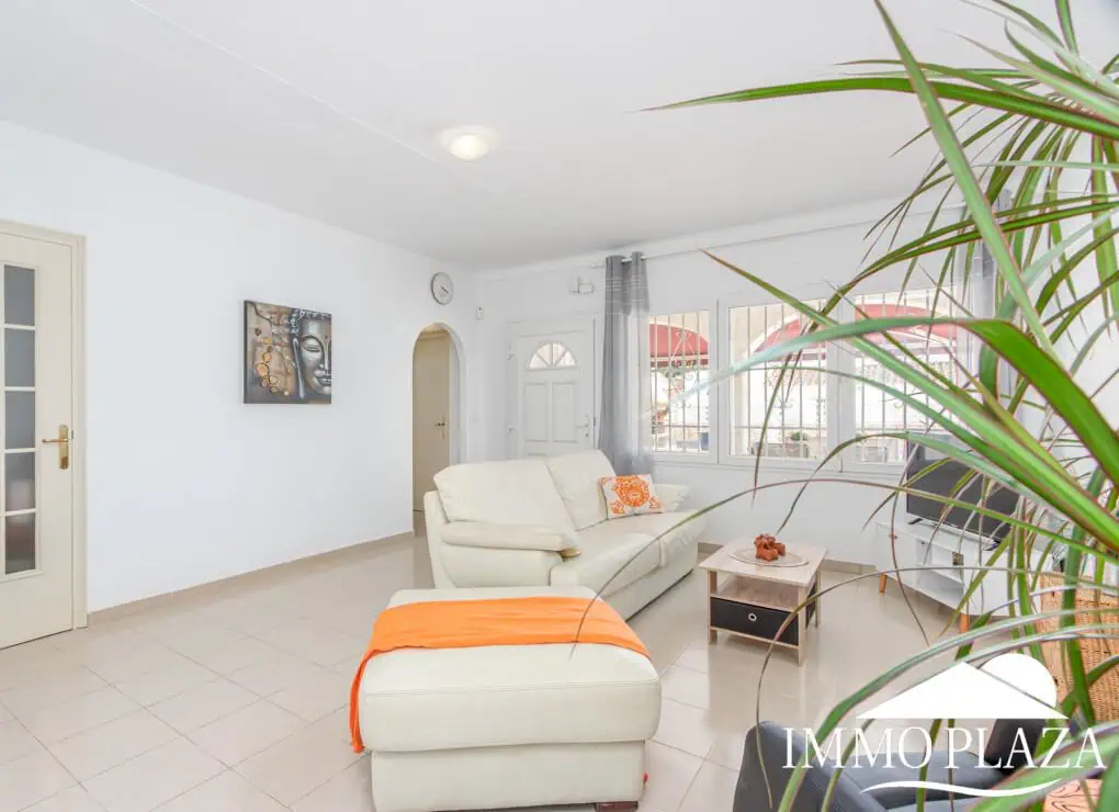 Hervorragende Villa mit 4 Schlafzimmern und 2 Bädern, Swimmingpool und Garage in der Nähe des Strandes und des Zentrums