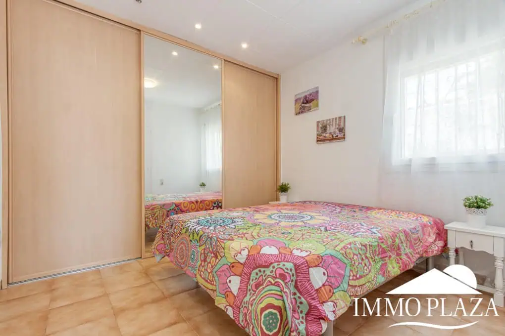 Hervorragende Villa mit 4 Schlafzimmern und 2 Bädern, Swimmingpool und Garage in der Nähe des Strandes und des Zentrums
