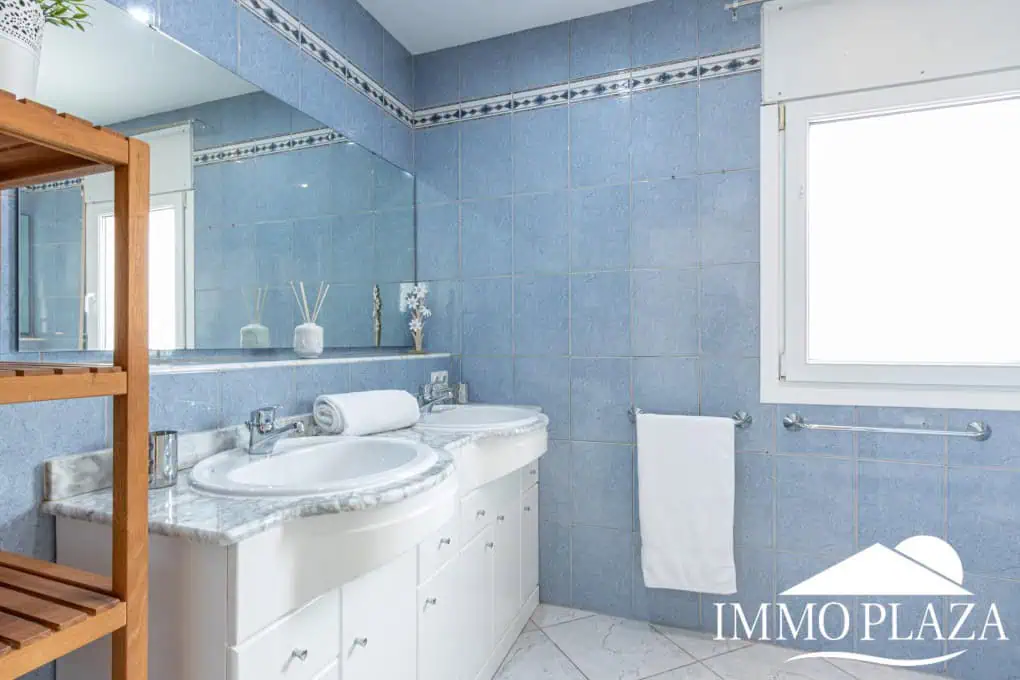 Hervorragende Villa mit 4 Schlafzimmern und 2 Bädern, Swimmingpool und Garage in der Nähe des Strandes und des Zentrums