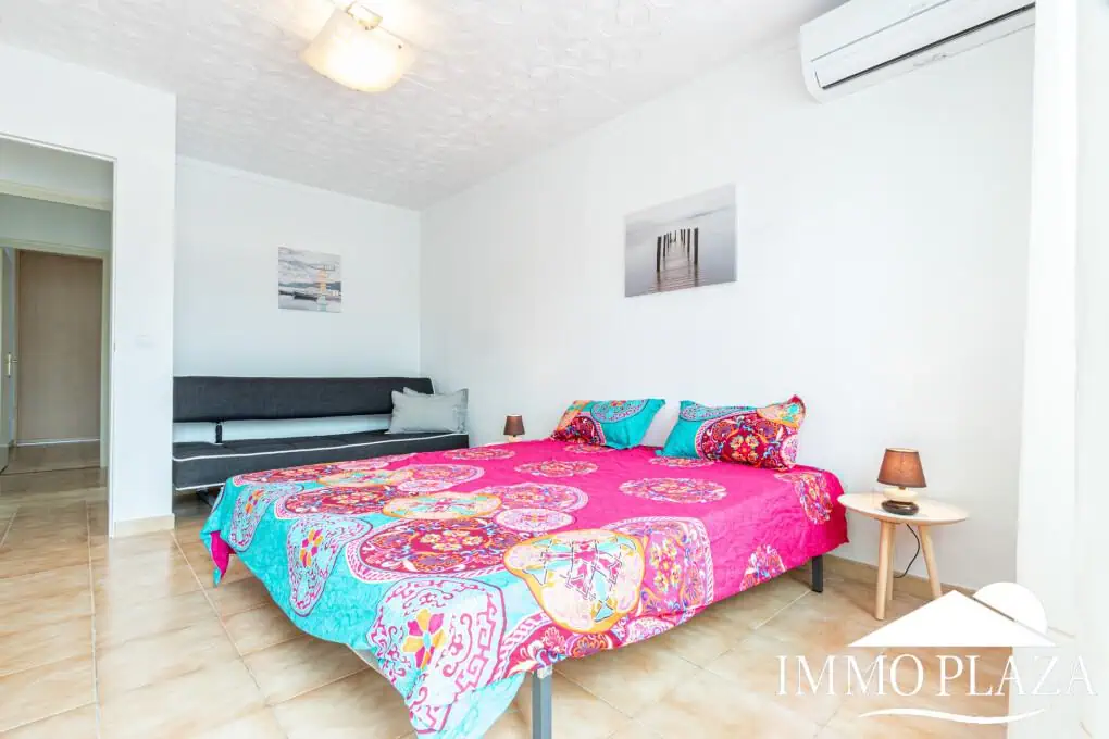 Hervorragende Villa mit 4 Schlafzimmern und 2 Bädern, Swimmingpool und Garage in der Nähe des Strandes und des Zentrums