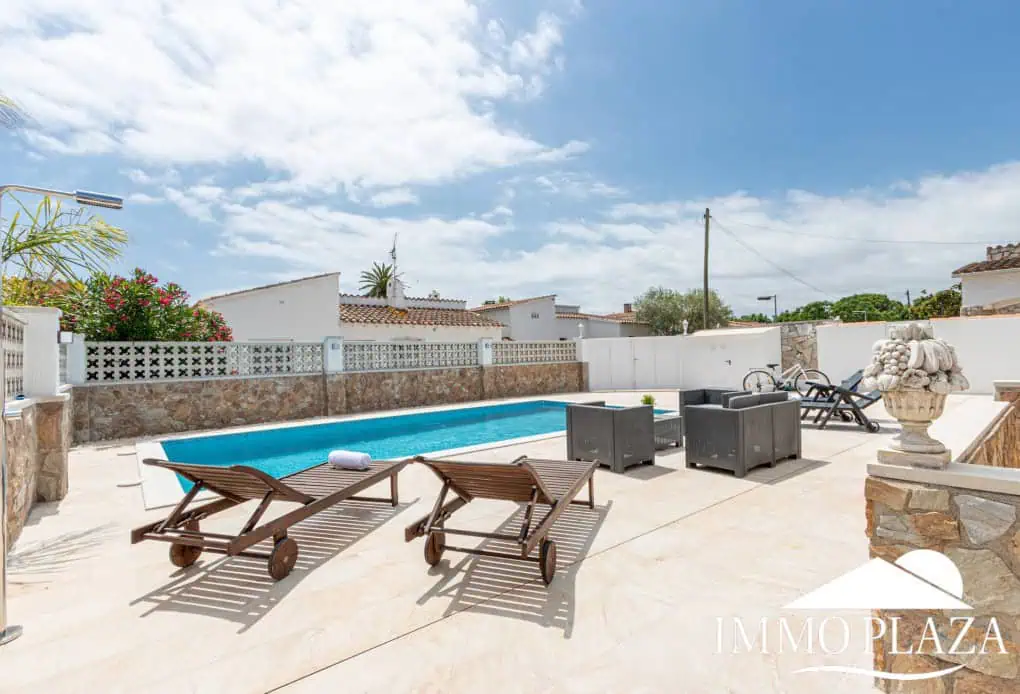 Hervorragende Villa mit 4 Schlafzimmern und 2 Bädern, Swimmingpool und Garage in der Nähe des Strandes und des Zentrums