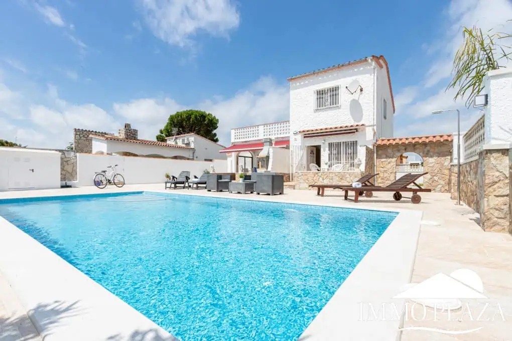 Hervorragende Villa mit 4 Schlafzimmern und 2 Bädern, Swimmingpool und Garage in der Nähe des Strandes und des Zentrums