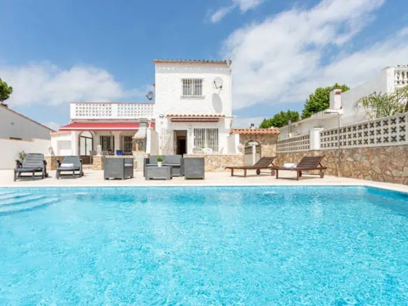 Superb 4 bedroom, 2 bathroom villa with swimming pool and garage close to the beach and the center
