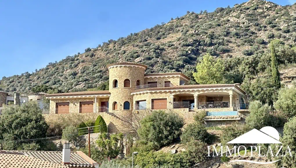 With Tourist licence ! Majestic charming villa with panoramic views of the Bay of Roses – 3 bedrooms – 3 bathrooms – 3 terraces – 1 swimming pool – 1 garage
