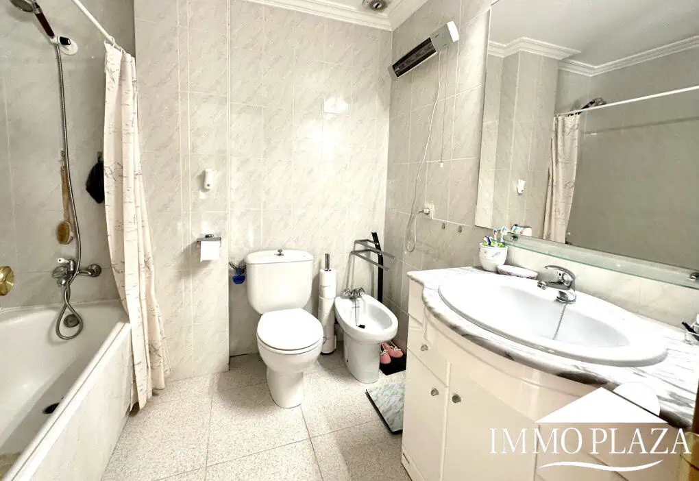 Appartement lumineux à 3min à pied de la mer et des commerces, 2 chambres, 1 sdb, 1 terrasse, parking privé – Empuriabrava