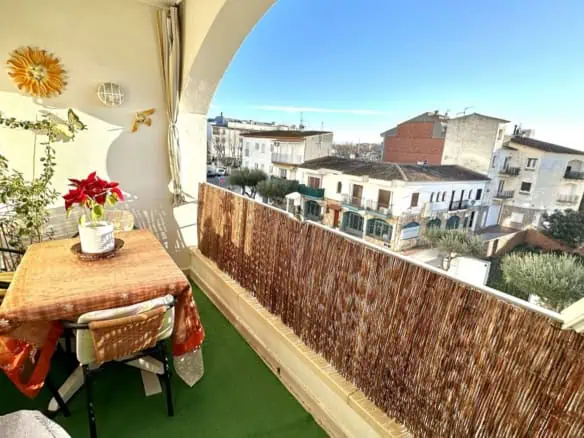 Bright apartment 3 minutes walk from the sea and shops, 2 bedrooms, 1 bathroom, 1 terrace, private parking – Empuriabrava