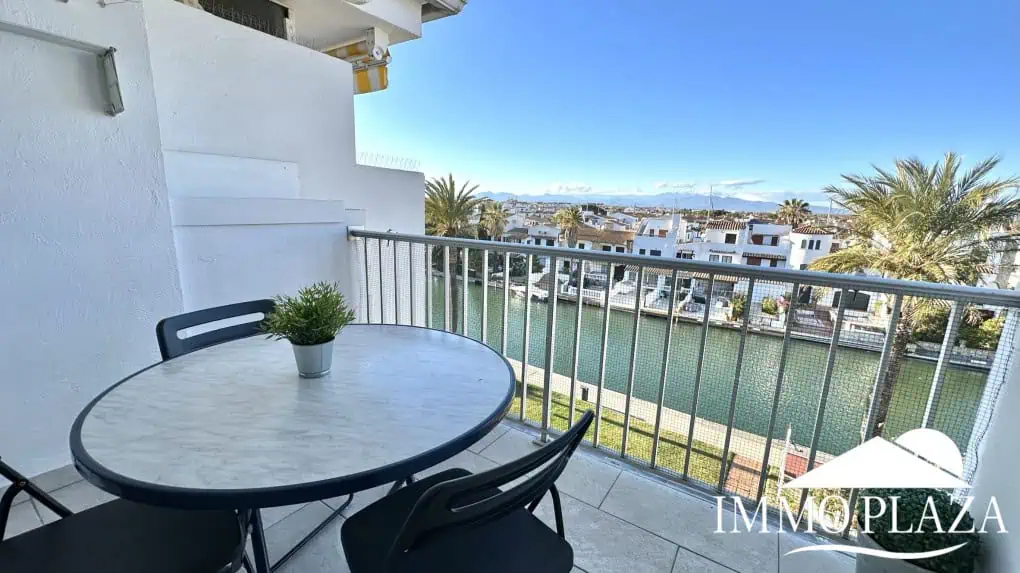 Bonito estudio completamente reformado con vistas al canal, a 3 minutos de la playa y comercios – Empuriabrava