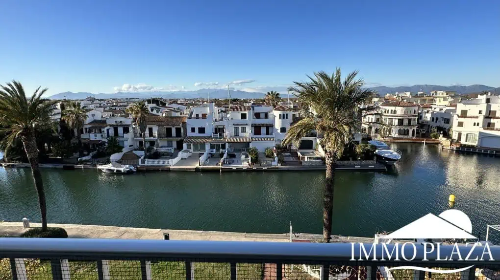 Bonito estudio completamente reformado con vistas al canal, a 3 minutos de la playa y comercios – Empuriabrava