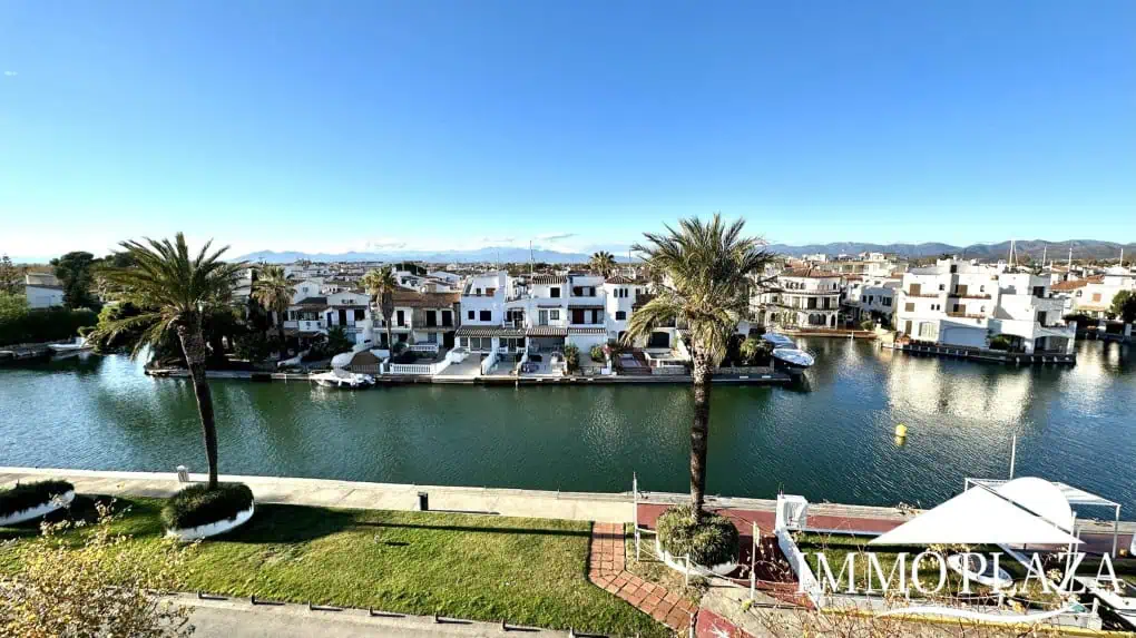 Bonito estudio completamente reformado con vistas al canal, a 3 minutos de la playa y comercios – Empuriabrava