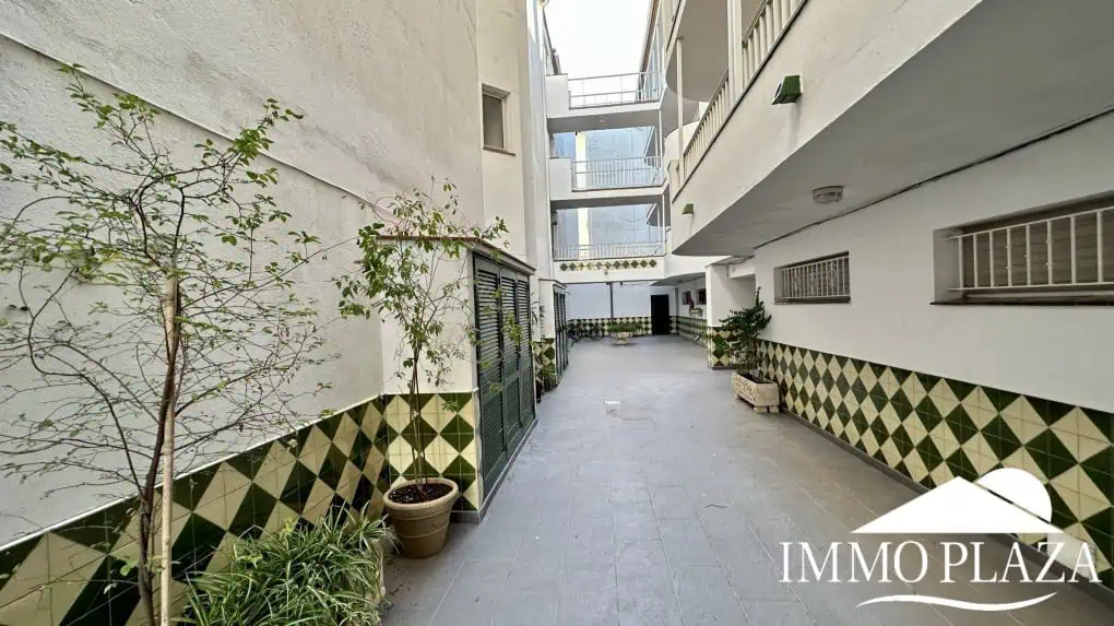 Bonito estudio completamente reformado con vistas al canal, a 3 minutos de la playa y comercios – Empuriabrava