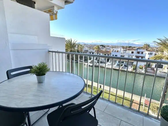 Pretty studio completely renovated with canal view, 3 minutes from the beach and shops – Empuriabrava