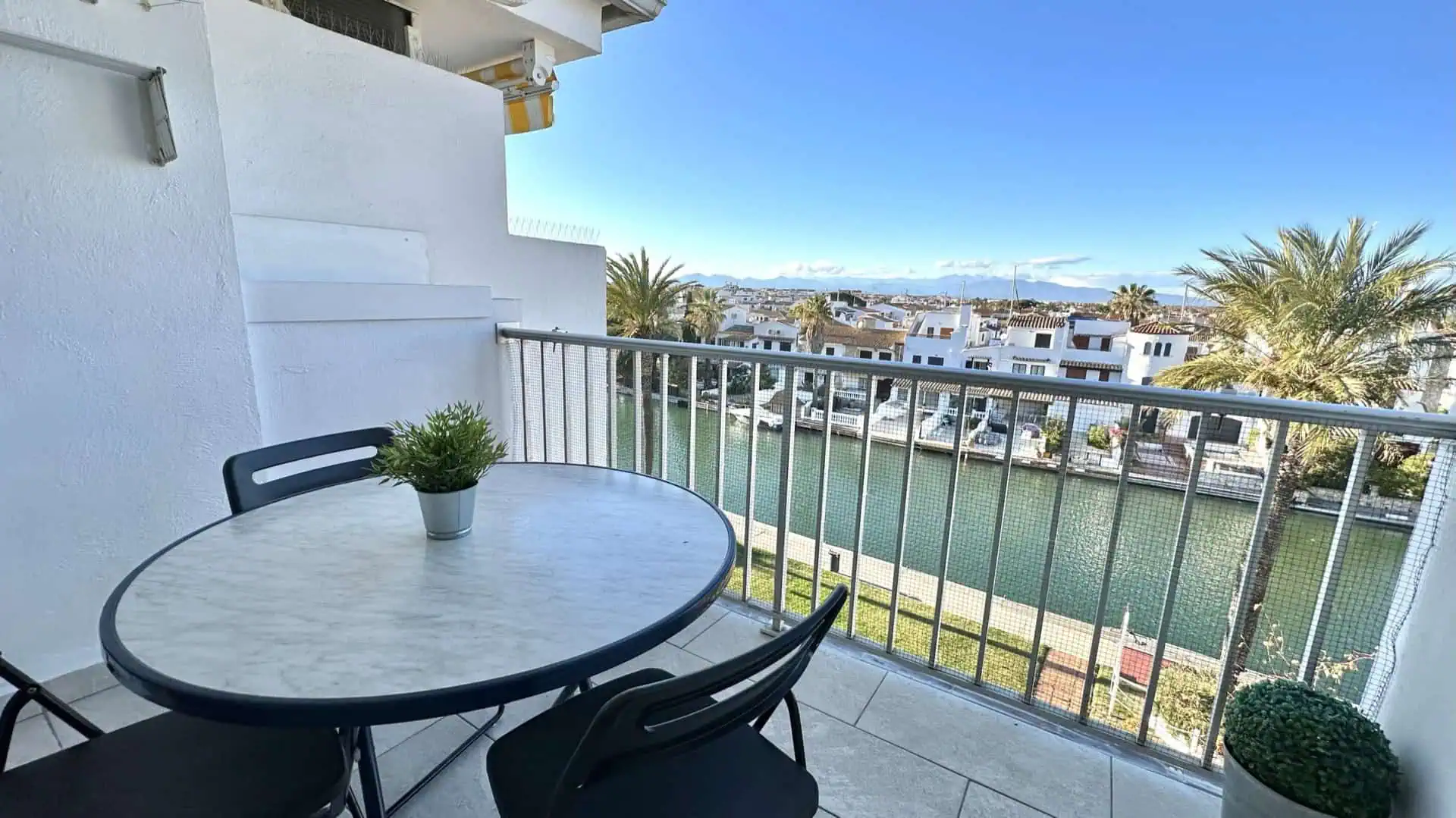 27022024154651_602 Preciós estudi totalment reformat amb vistes al canal, a 3 minuts de la platja i comerços – Empuriabrava