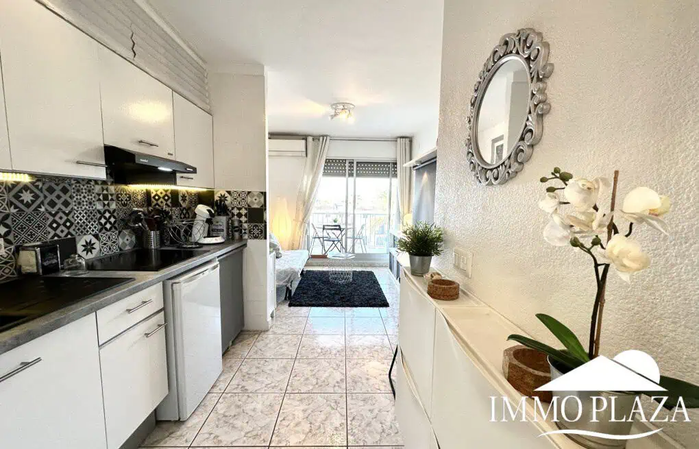 Bonito estudio completamente reformado con vistas al canal, a 3 minutos de la playa y comercios – Empuriabrava