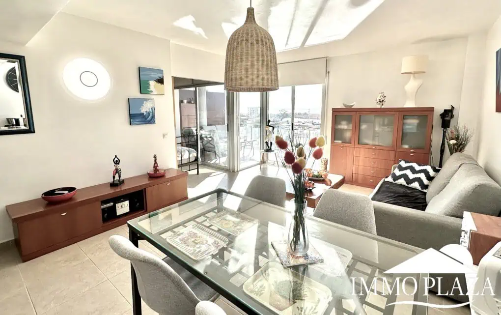 Wunderschöne Wohnung mit großer Terrasse mit Blick auf den Kanal und das Meer, 2 Schlafzimmer, 1 Badezimmer, Gemeinschaftspool, Privatparkplatz – Roses
