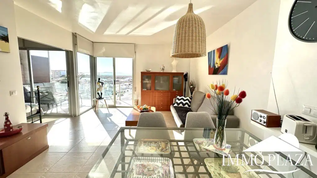 Wunderschöne Wohnung mit großer Terrasse mit Blick auf den Kanal und das Meer, 2 Schlafzimmer, 1 Badezimmer, Gemeinschaftspool, Privatparkplatz – Roses