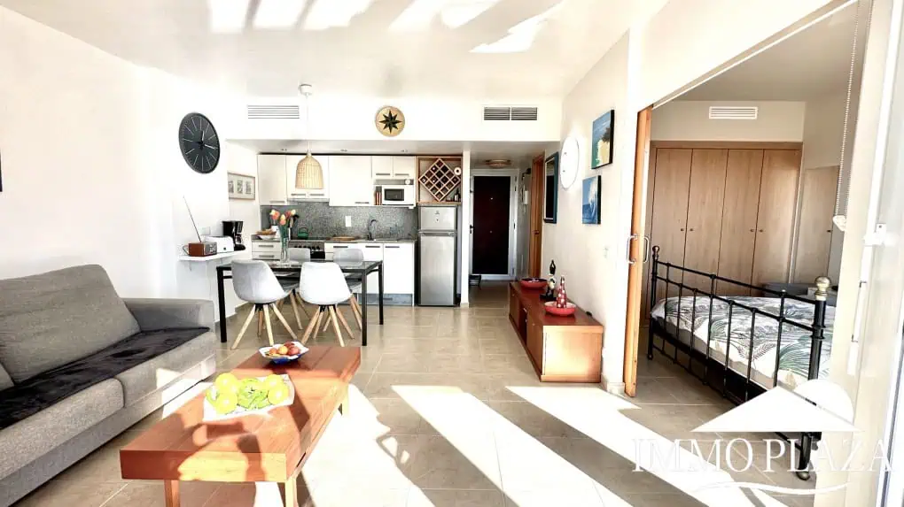 Wunderschöne Wohnung mit großer Terrasse mit Blick auf den Kanal und das Meer, 2 Schlafzimmer, 1 Badezimmer, Gemeinschaftspool, Privatparkplatz – Roses
