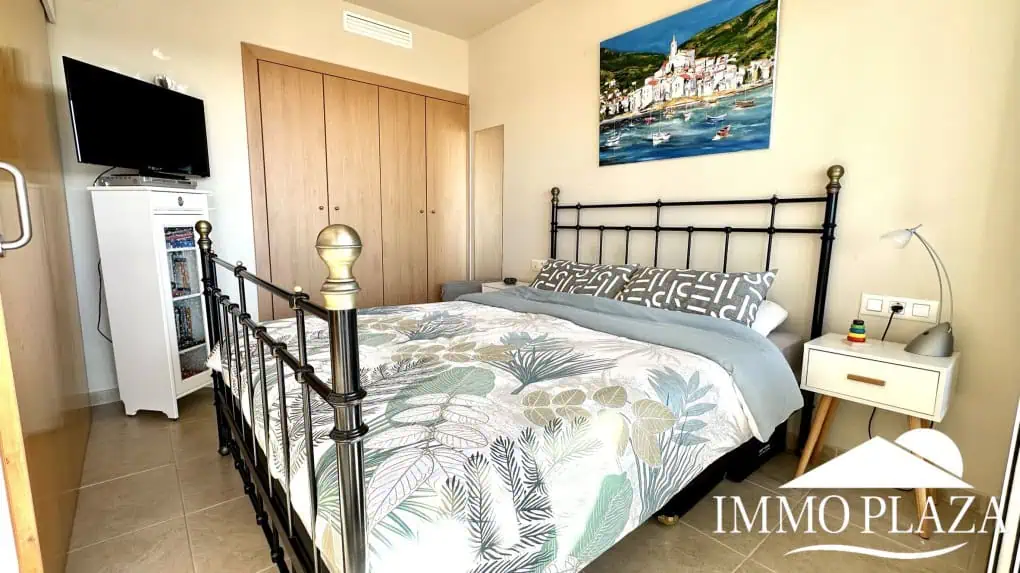 Wunderschöne Wohnung mit großer Terrasse mit Blick auf den Kanal und das Meer, 2 Schlafzimmer, 1 Badezimmer, Gemeinschaftspool, Privatparkplatz – Roses