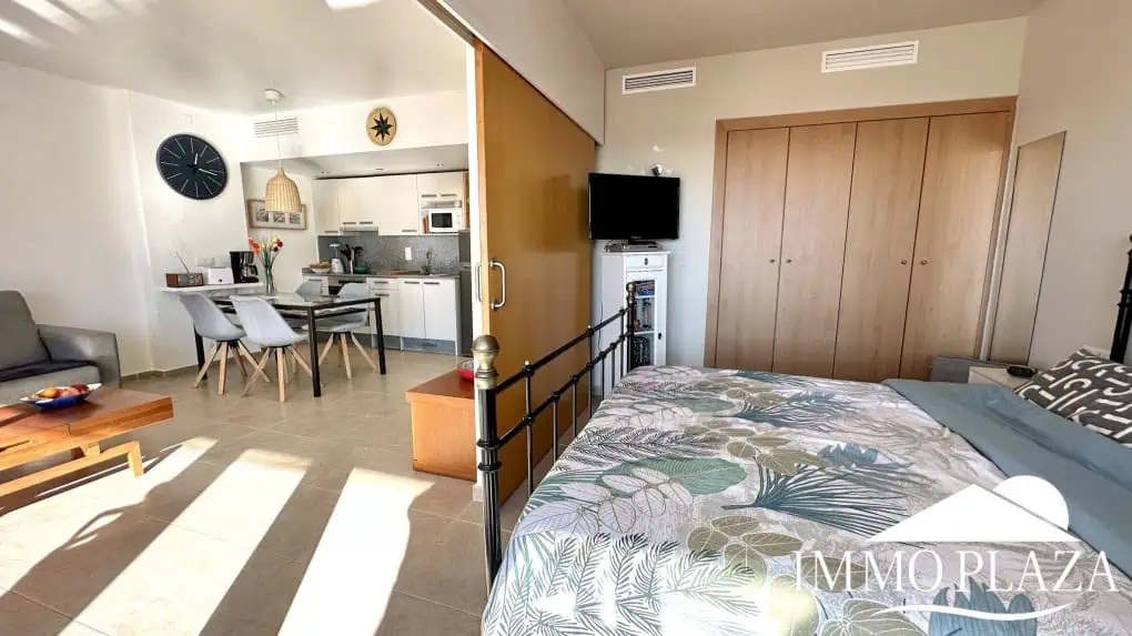 Wunderschöne Wohnung mit großer Terrasse mit Blick auf den Kanal und das Meer, 2 Schlafzimmer, 1 Badezimmer, Gemeinschaftspool, Privatparkplatz – Roses