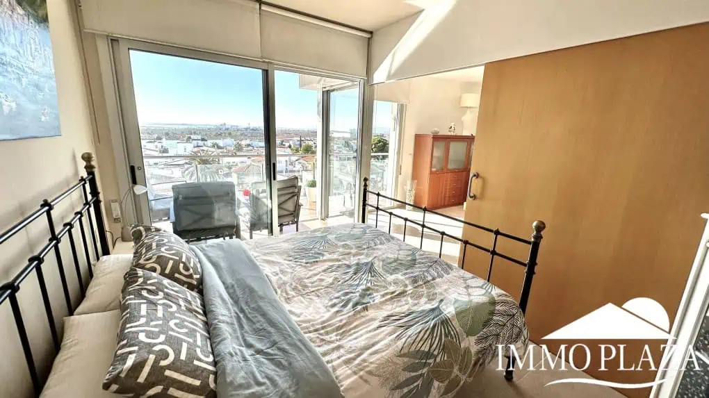 Wunderschöne Wohnung mit großer Terrasse mit Blick auf den Kanal und das Meer, 2 Schlafzimmer, 1 Badezimmer, Gemeinschaftspool, Privatparkplatz – Roses