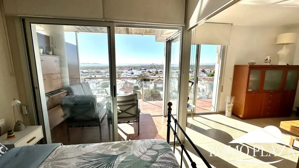 Wunderschöne Wohnung mit großer Terrasse mit Blick auf den Kanal und das Meer, 2 Schlafzimmer, 1 Badezimmer, Gemeinschaftspool, Privatparkplatz – Roses