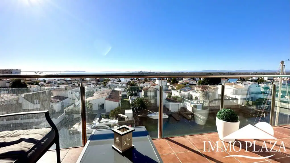 Wunderschöne Wohnung mit großer Terrasse mit Blick auf den Kanal und das Meer, 2 Schlafzimmer, 1 Badezimmer, Gemeinschaftspool, Privatparkplatz – Roses