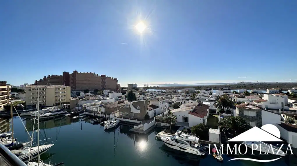 Wunderschöne Wohnung mit großer Terrasse mit Blick auf den Kanal und das Meer, 2 Schlafzimmer, 1 Badezimmer, Gemeinschaftspool, Privatparkplatz – Roses