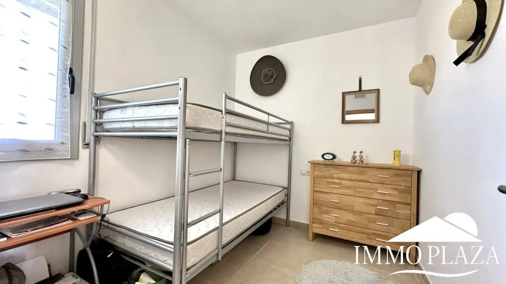 Wunderschöne Wohnung mit großer Terrasse mit Blick auf den Kanal und das Meer, 2 Schlafzimmer, 1 Badezimmer, Gemeinschaftspool, Privatparkplatz – Roses