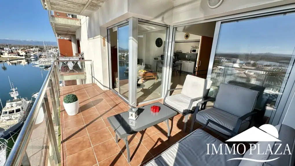 Wunderschöne Wohnung mit großer Terrasse mit Blick auf den Kanal und das Meer, 2 Schlafzimmer, 1 Badezimmer, Gemeinschaftspool, Privatparkplatz – Roses