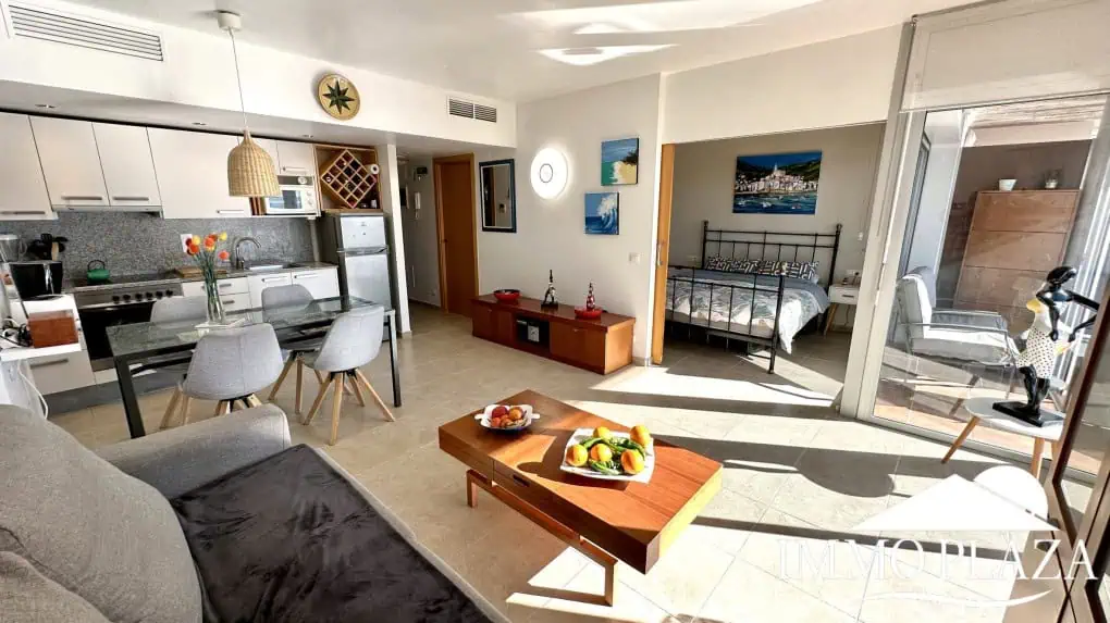 Wunderschöne Wohnung mit großer Terrasse mit Blick auf den Kanal und das Meer, 2 Schlafzimmer, 1 Badezimmer, Gemeinschaftspool, Privatparkplatz – Roses