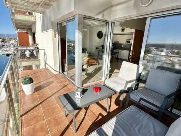 Magnificent apartment with large terrace overlooking the canal and the sea, 2 bedrooms, 1 bathroom, community swimming pool, private parking – Roses