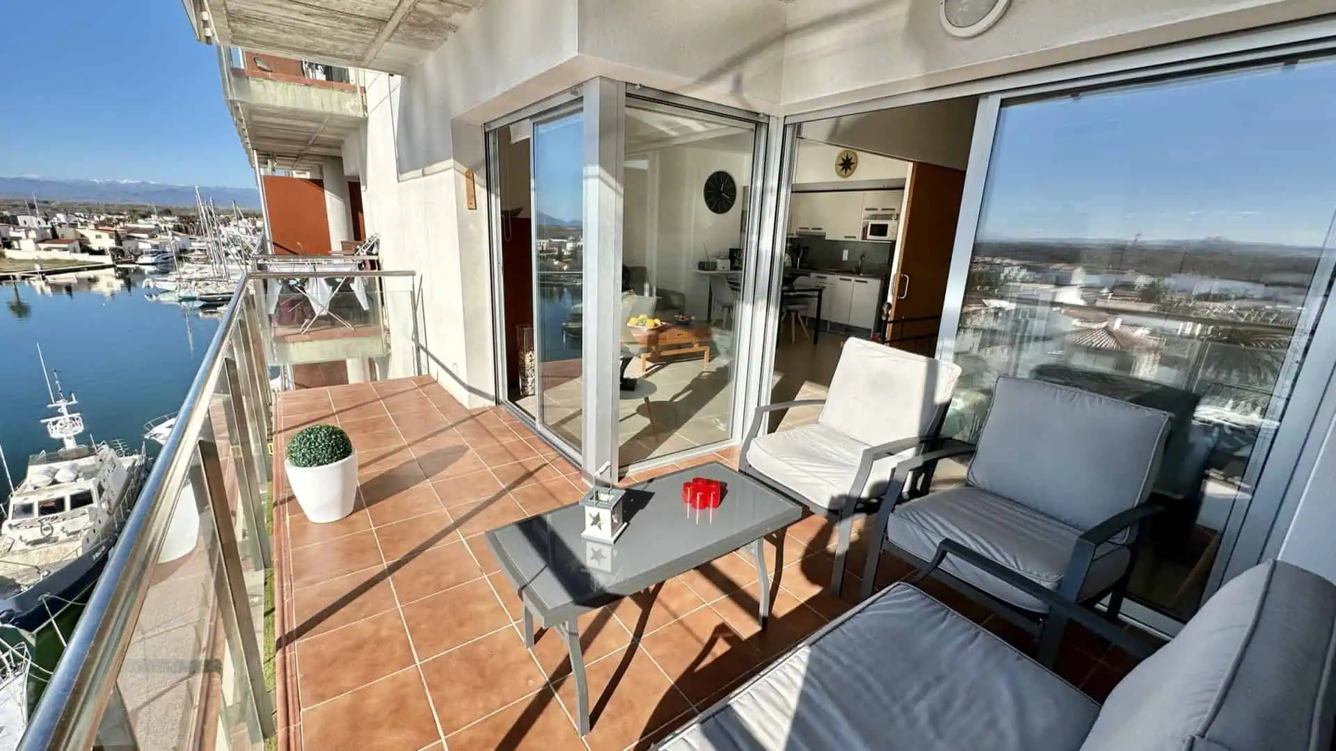 27022024170036_603 Wunderschöne Wohnung mit großer Terrasse mit Blick auf den Kanal und das Meer, 2 Schlafzimmer, 1 Badezimmer, Gemeinschaftspool, Privatparkplatz – Roses