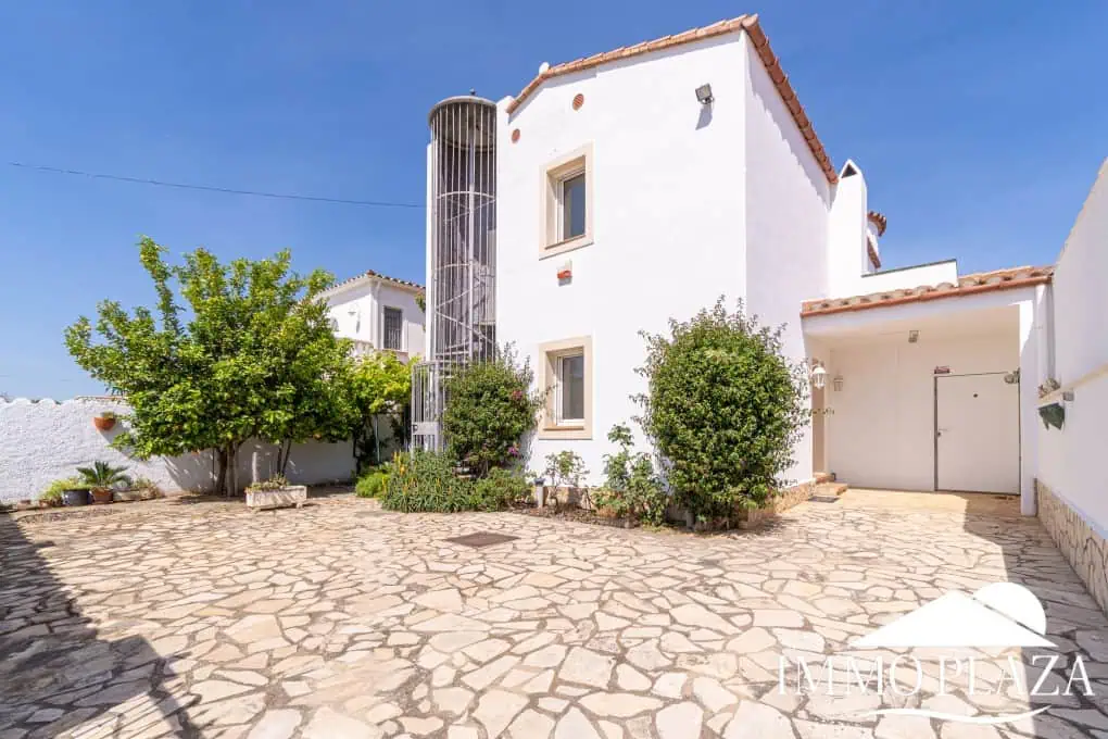 Beautiful villa on a wide canal, 3 bedrooms, 2 bathrooms, swimming pool, garage and 12.5m boat mooring