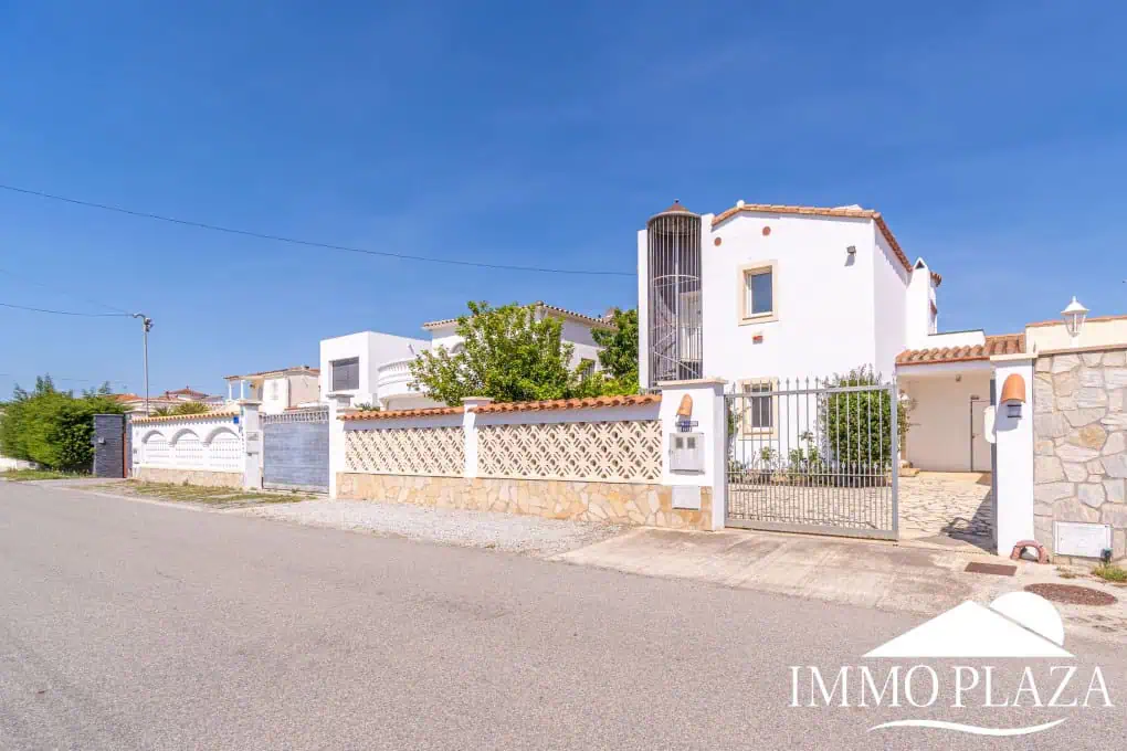 Beautiful villa on a wide canal, 3 bedrooms, 2 bathrooms, swimming pool, garage and 12.5m boat mooring