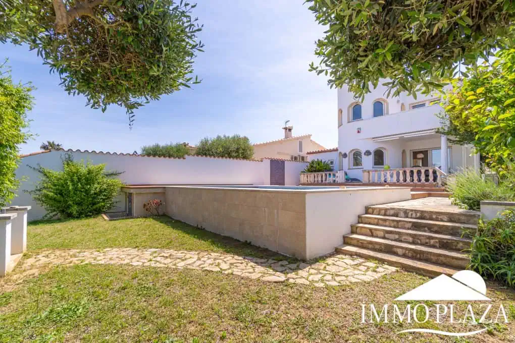 Beautiful villa on a wide canal, 3 bedrooms, 2 bathrooms, swimming pool, garage and 12.5m boat mooring